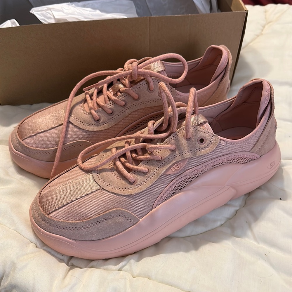 Brand new pair of Ugg LA cloud low sneakers